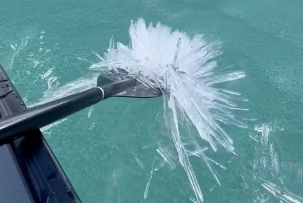 Wyjątkowe zjawisko na jeziorze. "Jak pływanie w szkle"