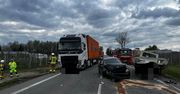Bikówek: Groźny wypadek na DK50. BMW zderzyło się z ciężarówkami