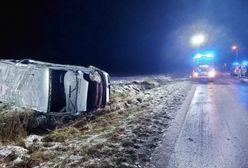 Bus wypadł z drogi w Fabianowie: dwie osoby w szpitalu