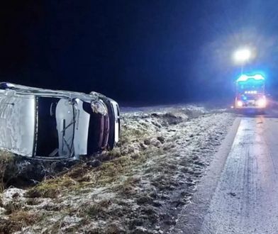 Bus wypadł z drogi w Fabianowie: dwie osoby w szpitalu