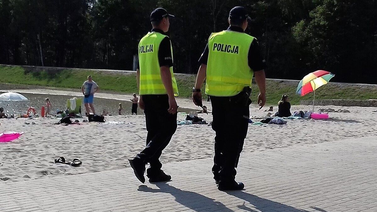 Policjanci patrolują akwen wodny