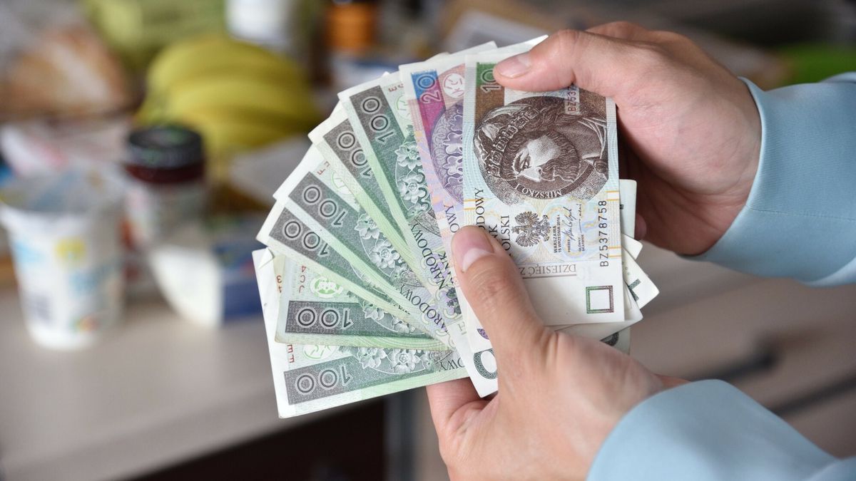 Stock Bart?omiej Magierowski
Fot. Bartlomiej Magierowski/East News. Wroclaw 15.05.2023. Wysoka inflacja i drogie produkty spozywcze. N/z: pieniadze i zakupy spozywcze za kwote okolo 200 zlotych.
Bartlomiej Magierowski