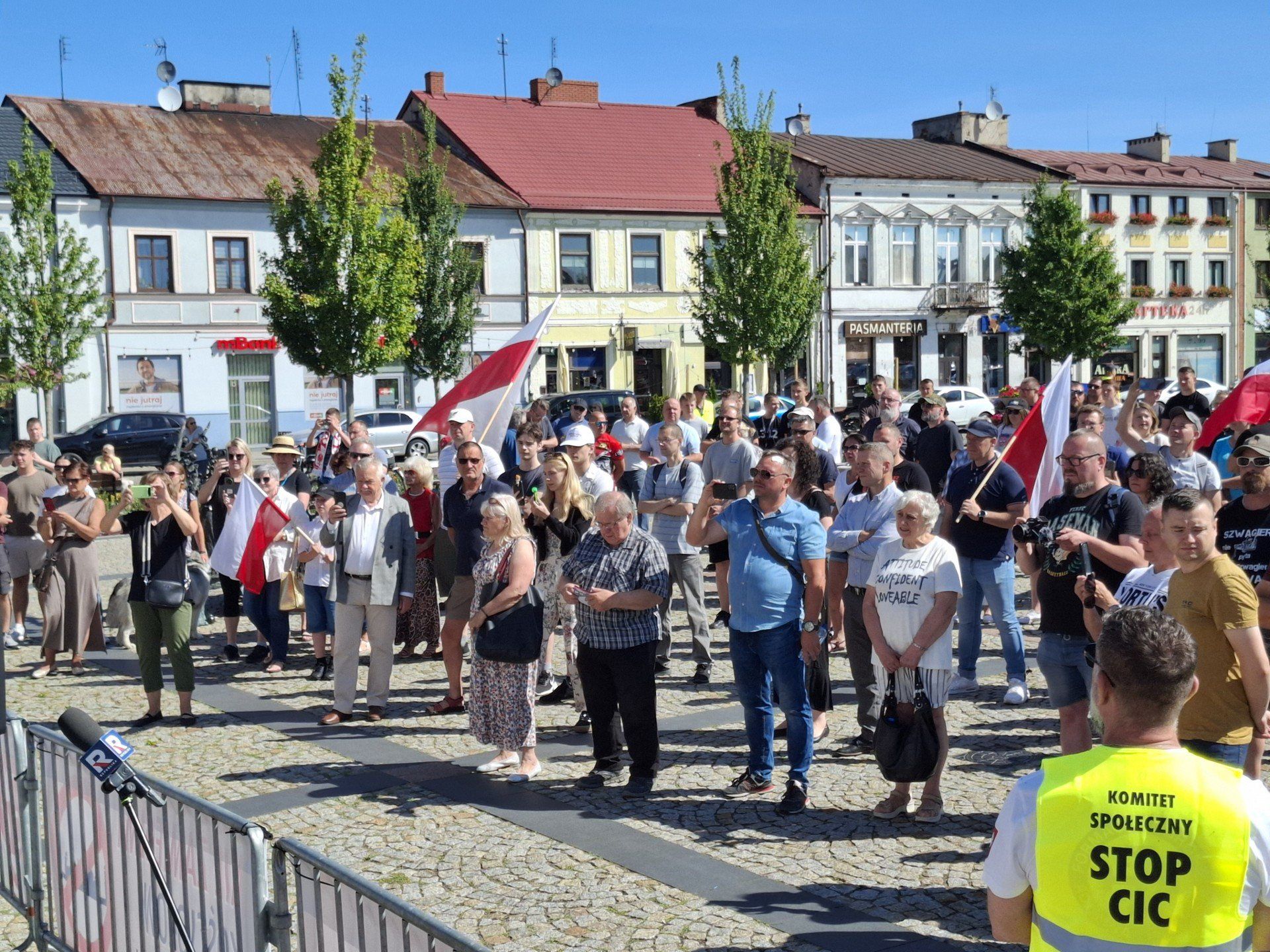 Na Rynku w Skierniewicach trwa protest przeciwko masowej migracji