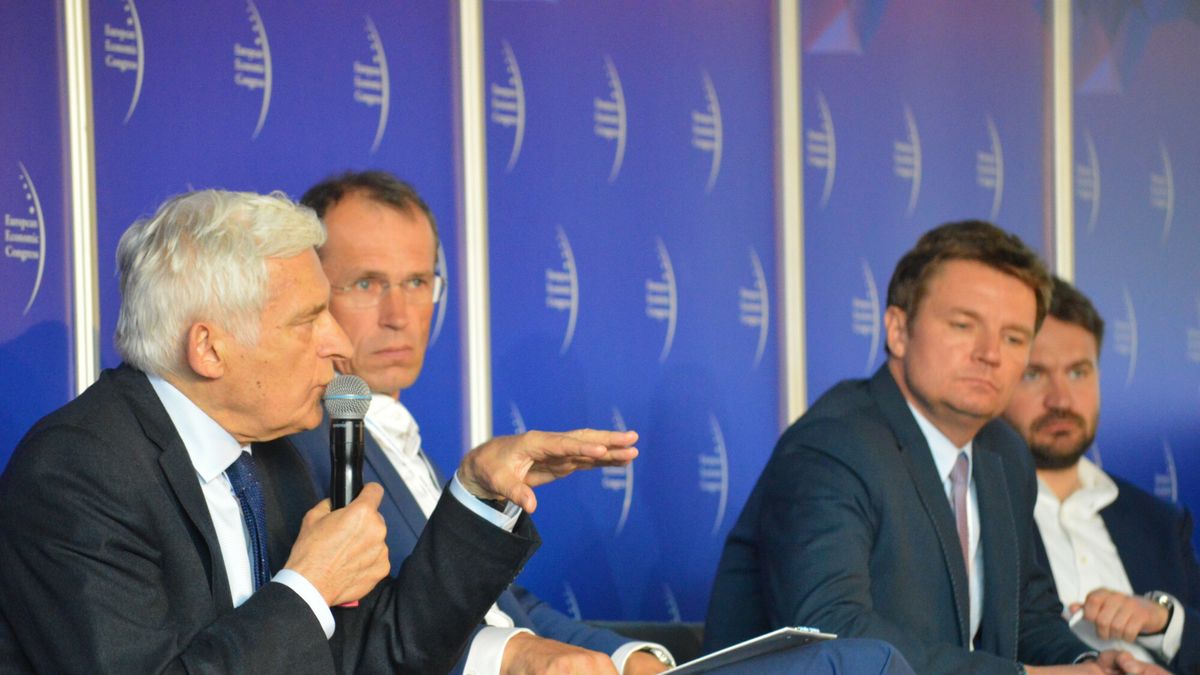 Forum Ekonomiczne 2017 z udziałem m.in. Jerzego Buzka. Trzeci od lewej: Radosław Jęcek, burmistrz Karpacza. 