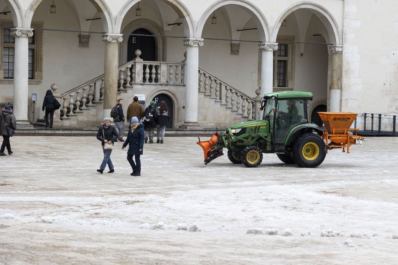 Kraków: Intensywne opady śniegu. Nowe ostrzeżenie IMGW - przed oblodzeniem