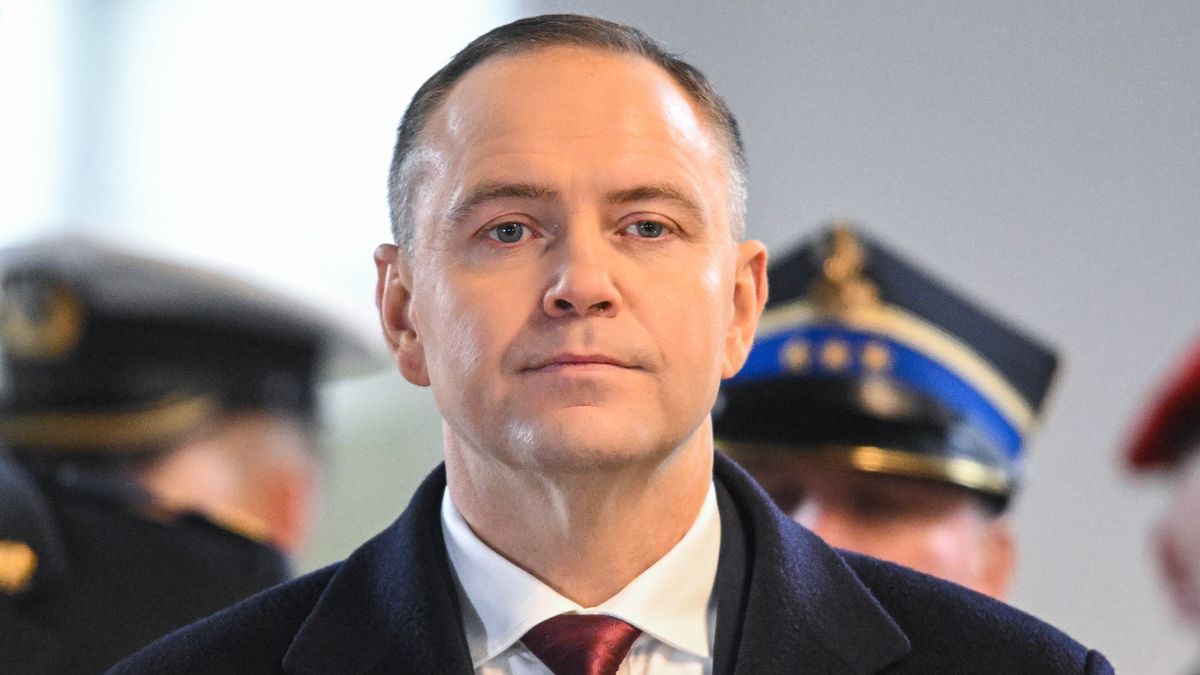 Warszawa, 29.11.2025. Prezydent RP Karol Nawrocki podczas uroczystości z okazji Dnia Podchorążego i 195. rocznicy wybuchu Powstania Listopadowego, 29 bm. na dziedzińcu Belwederu w Warszawie. (jm) PAP/Radek Pietruszka