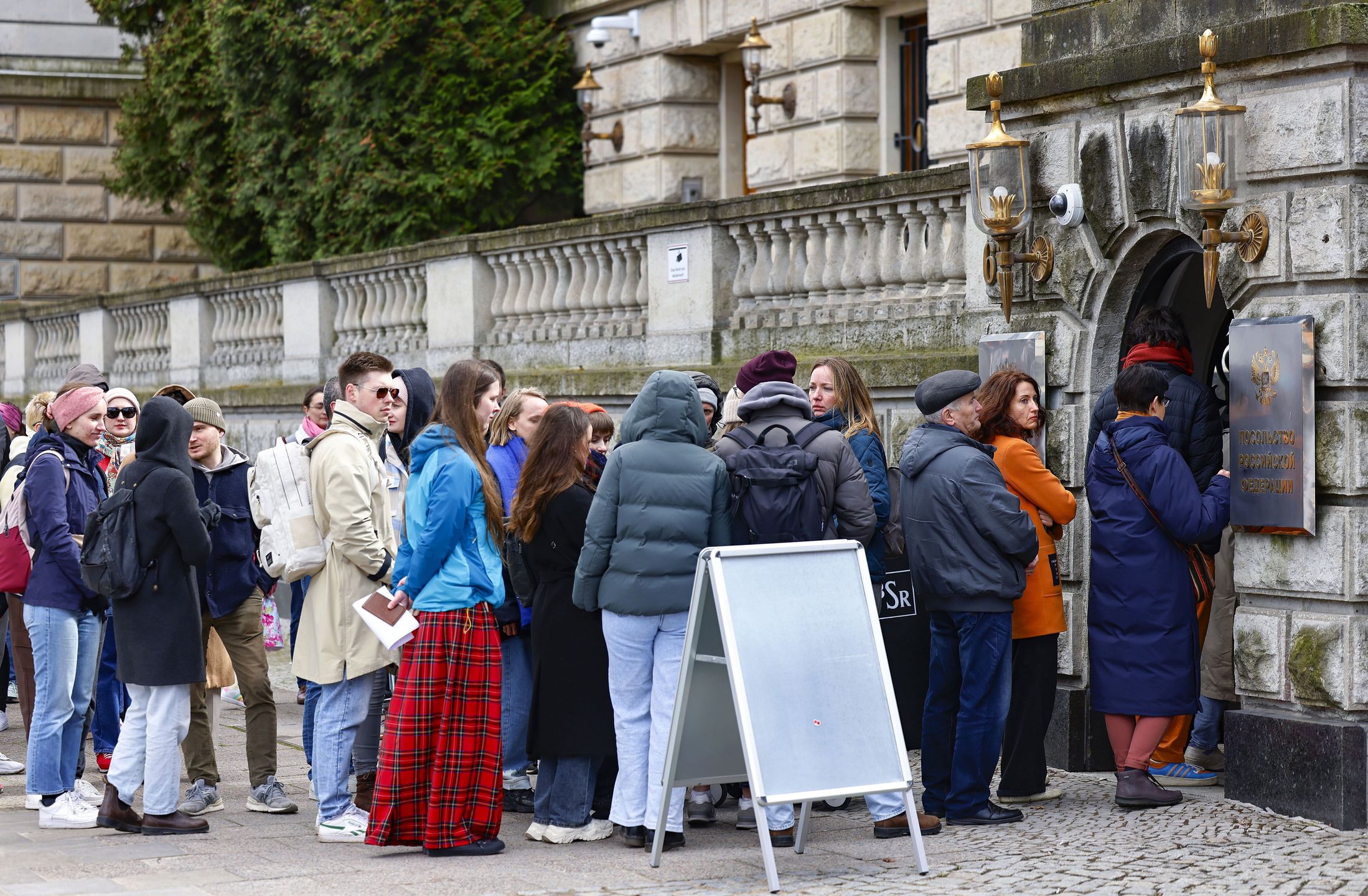 Russian citizens wait in line to cast their ballots in the Russian presidential elections, at the Russian embassy in Berlin, Germany, 17 March 2024. The Russian presidential election vote takes place between 15 and 17 March. The team of late Russian opposition leader Alexei Navalny called on Russians to show their opposition to the elections by crowding voting centers on 17 March at midday. Four candidates registered by the Central Election Commission of the Russian Federation are vying for the post of head of state: Leonid Slutsky, Nikolai Kharitonov, Vladislav Davankov and Vladimir Putin. EPA/HANNIBAL HANSCHKE Dostawca: PAP/EPA.
