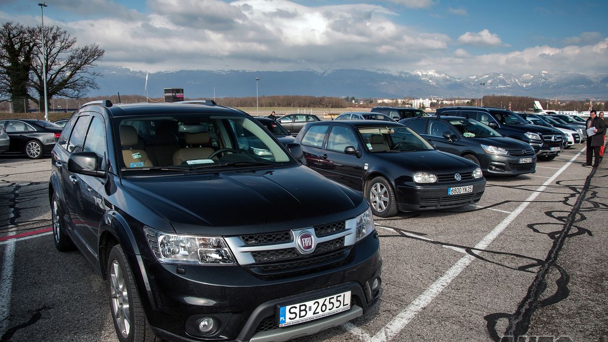 Fiat Freemont na parkingu salonu samochodowego w Genewie.