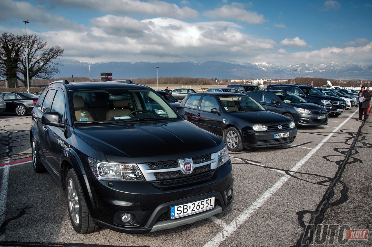 Fiat Freemont na parkingu salonu samochodowego w Genewie.