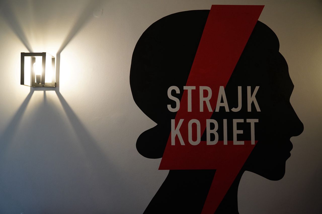 Strajk kobiet. Nauczyciel wyrzucił uczennice z lekcji. Poszło o symbol błyskawicy
