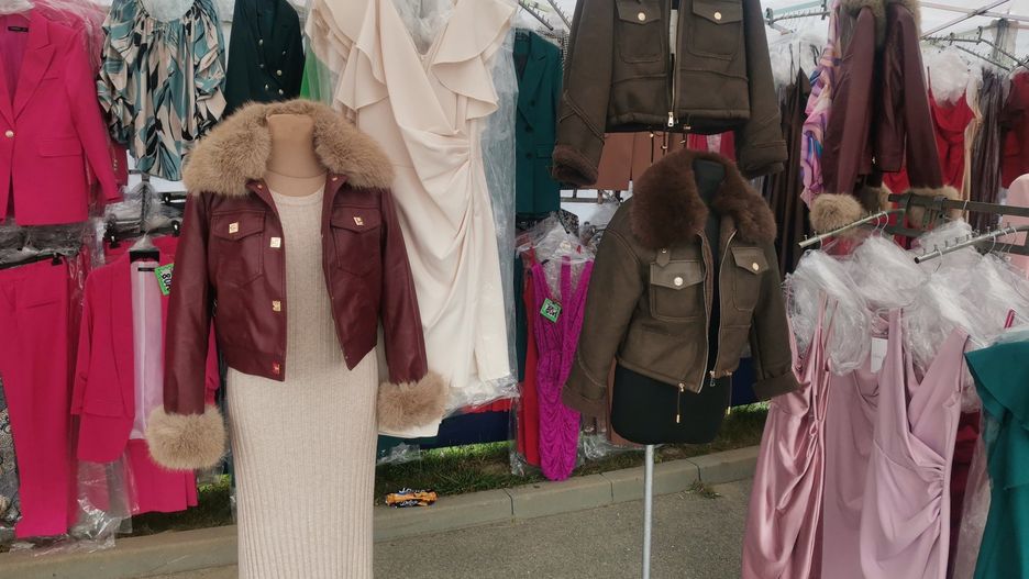 Klienci giełdy na ul. Dworaka mogli znaleźć coś dla siebie. Tradycyjnie wybór spośród odzieży i obuwia był ogromny i na każdą kieszeń.