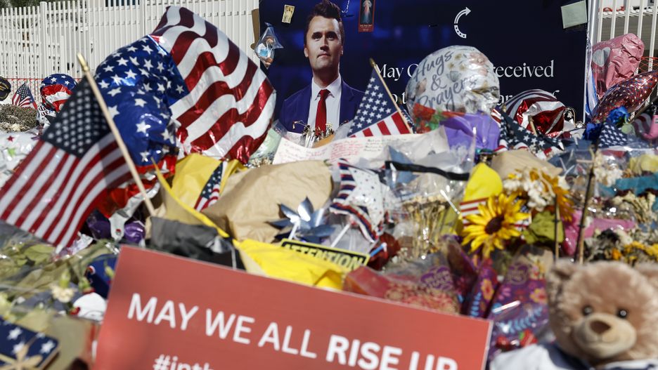 A makeshift memorial for conservative political activist Charlie Kirk outside the Turning Point USA headquarters in Phoenix, Arizona, USA, 20 September 2025. A memorial service for Kirk is scheduled to take place on 21 September in Glendale, Arizona. EPA/CAROLINE BREHMAN Dostawca: PAP/EPA.