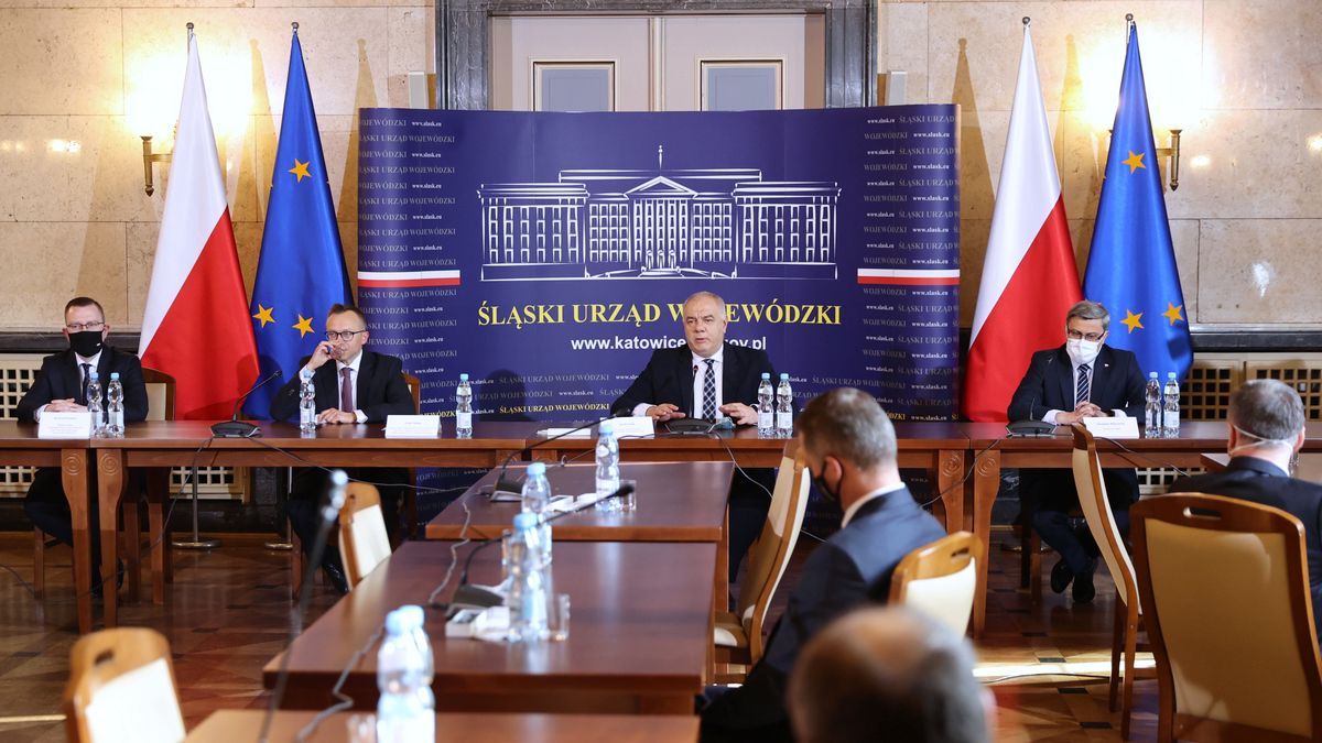 Katowice, 28.05.2021. Szef Gabinetu Politycznego Prezesa Rady Ministrów Krzysztof Kubów (L), Wiceminister aktywów państwowych, pełnomocnik rządu ds. transformacji spółek energetycznych i górnictwa węglowego Artur Soboń (2L), wicepremier, minister aktywów państwowych Jacek Sasin (2P) i wojewoda śląski Jarosław Wieczorek (P) podczas uroczystości podpisania umowy społecznej ws. transformacji górnictwa, 28 bm. w Gmachu Sejmu Śląskiego w Katowicach. (jm) PAP/Andrzej Grygiel