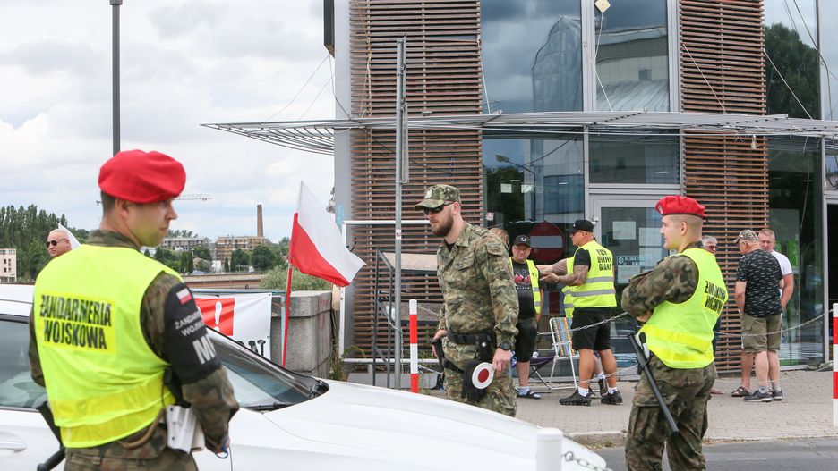 Słubice, 07.07.2025. Członkowie Ruchu Obrony Granic na polsko-niemieckim przejściu granicznym w Słubicach, 7 bm. Tymczasowa kontrola osób została przywrócona od 7 lipca 2025 r. do 5 sierpnia 2025 r. na granicy państwowej z Republiką Federalną Niemiec i z Republiką Litewską. (ad) PAP/Lech Muszyński
