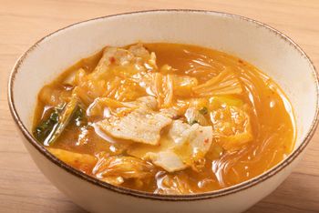 Sycąca zupa jak z chińskiej budki. Nie musisz do niej robić drugiego dania