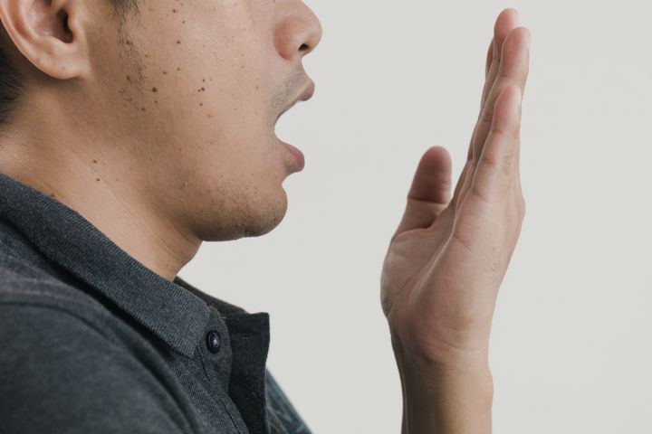 Nieprzyjemny zapach z ust to dość powszechny problem. Niestety, często jest lekceważony. To błąd, ponieważ jego przyczyną może być nie tylko niewystarczająca higiena jamy ustnej.