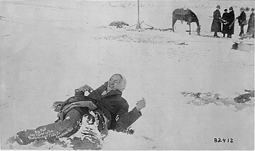 Wielka Stopa, przywódca Siuksów, pojmany w bitwie pod Wounded Knee, S.D.” Na fotografii leży zamarznięty na pokrytym śniegiem polu bitwy.