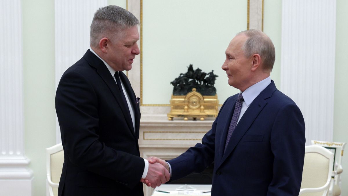 Russian President Vladimir Putin (R) shakes hands with Slovak Prime Minister Robert Fico (L) during their meeting at the Kremlin in Moscow, Russia, 22 December 2024. Fico is on a working visit to Moscow. EPA/GAVRIIL GRIGOROV/SPUTNIK/KREMLIN / POOL Dostawca: PAP/EPA.