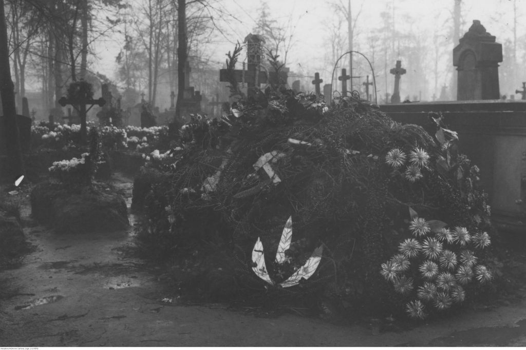 Wieńce na grobie Ignacego Daszyńskiego