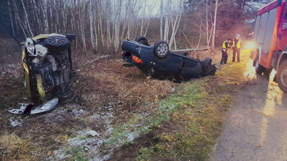 Tragiczny wypadek. Dwa samochody w rowie