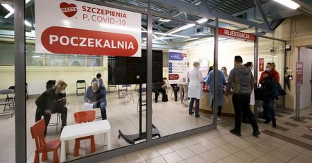 W Rzeszowie "szczepią każdego chętnego". Tomczyk krytykuje rząd