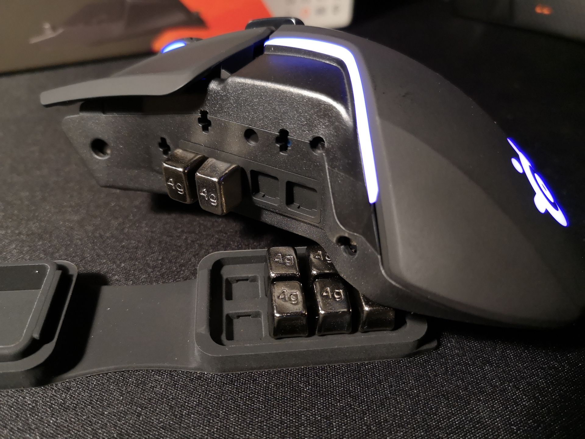 Odważniki pewnie trzymają się w swoich uchwytach.