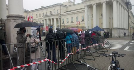Warszawa. Kolejka ciągnie się przez kilka ulic. Nie wszyscy zdążą się zaszczepić