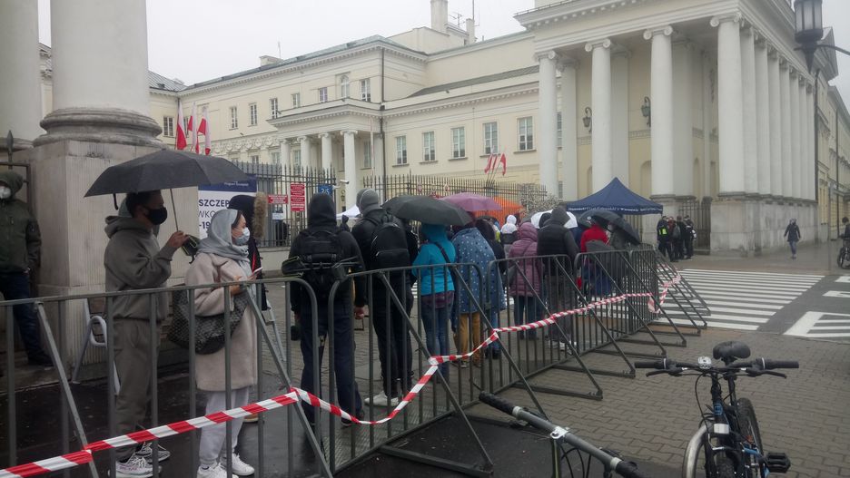 Warszawa. Kolejka przed wejściem na dziedziniec ratusza