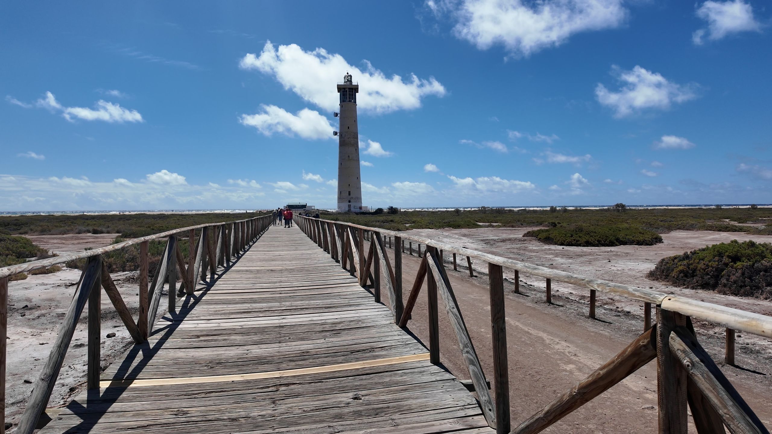 Drewniana kładka prowadząca do Faro de Morro Jable