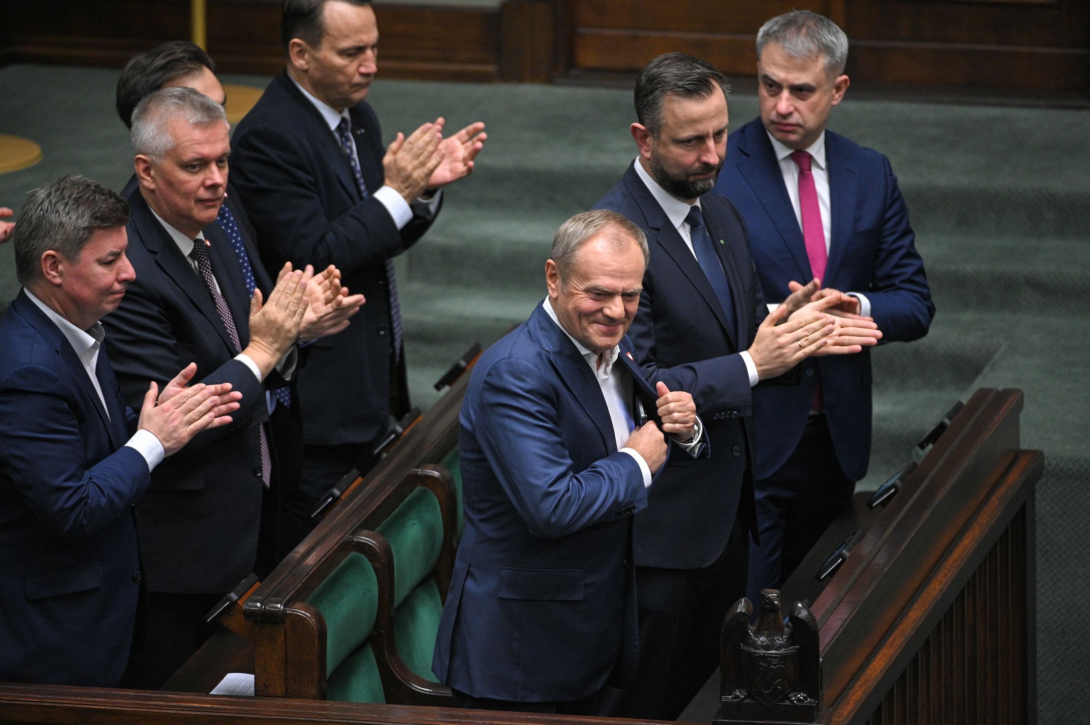 Warszawa, 16.10.2024. Premier Donald Tusk (C), szef MSWiA Tomasz Siemoniak (2L), wicepremier, szef MON Władysław Kosiniak-Kamysz (2P), wicepremier, minister cyfryzacji Krzysztof Gawkowski (P), szef KPRM Jan Grabiec (L) oraz minister spraw zagranicznych Radosław Sikorski (4P) na sali plenarnej Sejmu w Warszawie, 16 bm. Prezydent Duda wygłosił podczas posiedzenia izby orędzie w związku z rocznicą wyborów parlamentarnych z 2023 roku. (amb) PAP/Marcin Obara