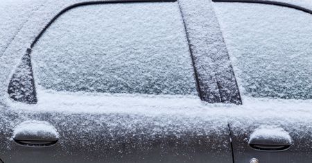 Kupuję w aptece i smaruję uszczelki. Pożegnałam problem zamarzniętych drzwi w aucie