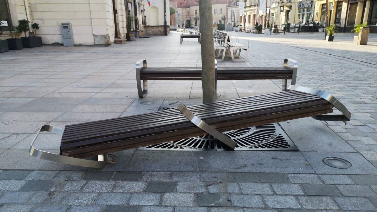 Zniszczona ławka na deptaku