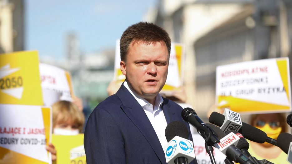 Warszawa, 24.08.2020. Lider ruchu Polska 2050 Szymon Hołownia podczas briefingu prasowego, 24 bm. przed Ministerstwem Zdrowia w Warszawie. Były kandydat w wyborach prezydenckich wraz z ekspertami ze współpracujšcego think tanku Strategie 2050 ma odnieść się do obecnego systemu ochrony zdrowia, przedstawić propozycje koniecznych zmian oraz skomentować bieżšce wydarzenia. (sko) PAP/Rafał Guz