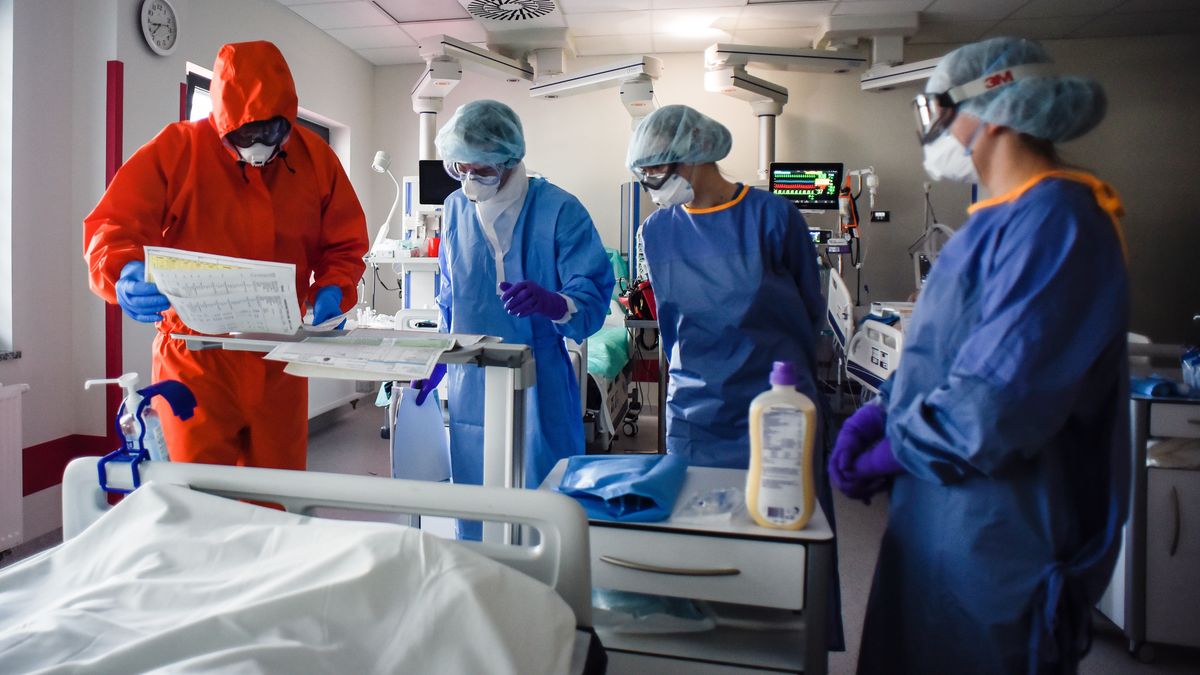 Lekarze i pielęgniarki w trakcie epidemii koronawirusa (zdjęcie ilustracyjne)