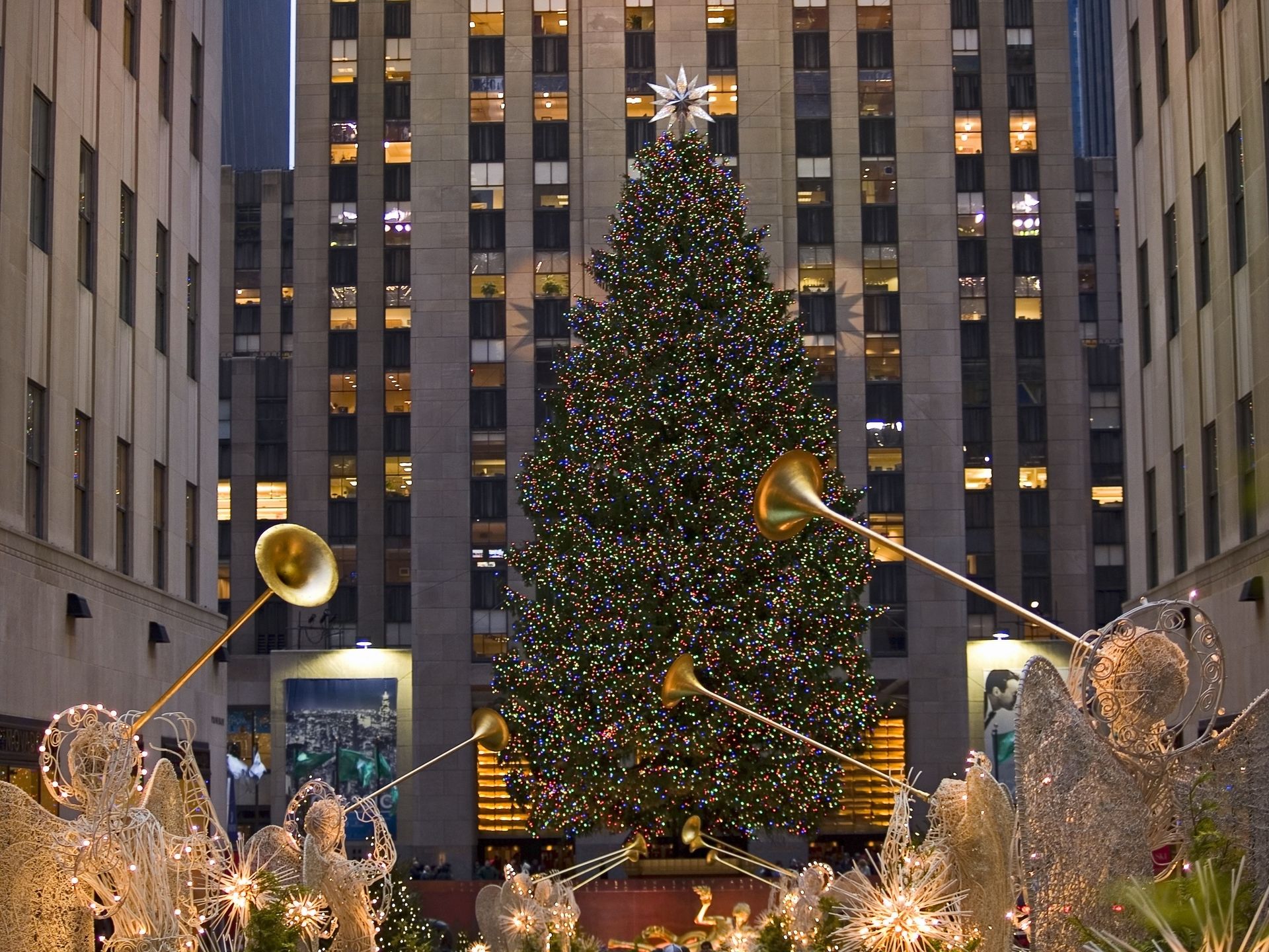 Słynna choinka przed Rockefeller Center