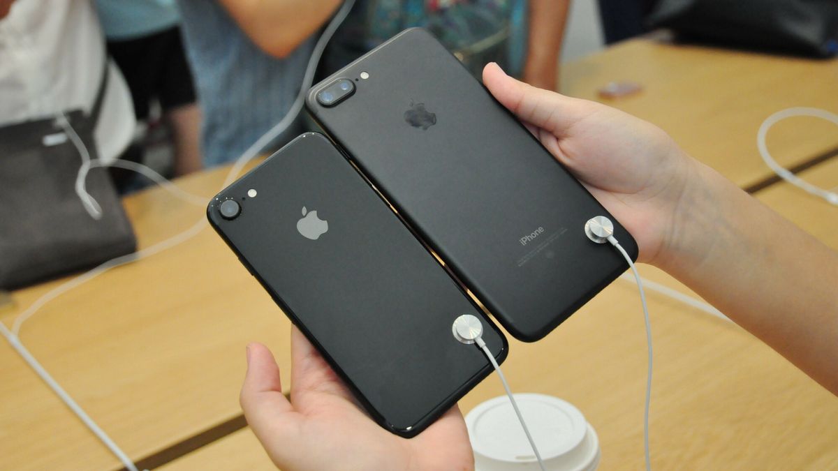Ruszy?a sprzeda? iPhone'�w 7
A shopper compares iPhone 7 and 7 Plus smartphones at an Apple Store in Ji'nan city, east China's Shandong province, 16 September 2016.  Apple Inc fans from Sydney to Shanghai, the first customers worldwide to snap the new iPhone 7 off the shelves, cheered as they left stores on Friday (16 September 2016) brandishing their purchases, flanked by applauding sales staff. But underneath the usual fanfare, the crowds of enthusiasts and overnight campers were smaller than in past years. Some customers complained after the larger version and models with the new jet-black colour sold out. In part, online pre-ordering has made queues unnecessary for all but diehard fans, and in Chinese stores only those who had ordered in advance were queuing to collect. Yet in markets like China, online interest in the new phone has also been muted compared to past launches, as cheaper local brands amp up their features, design and marketing.
Imaginechina