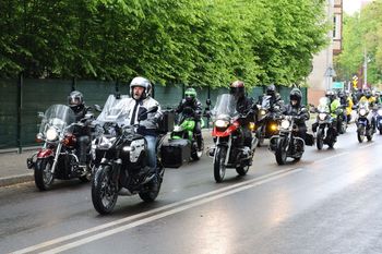 Ryk silników i akcja dla małej Zuzi w Szczecinku. Motocykliści z regionu rozpoczęli tegoroczny sezon