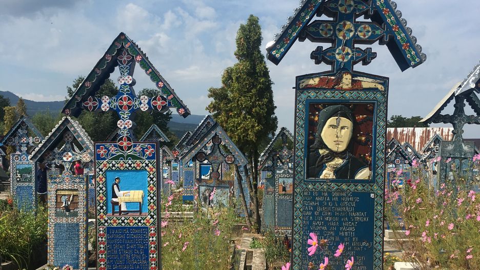 Na Wesołym Cmentarzu jest już  ponad 800 niebieskich nagrobków 