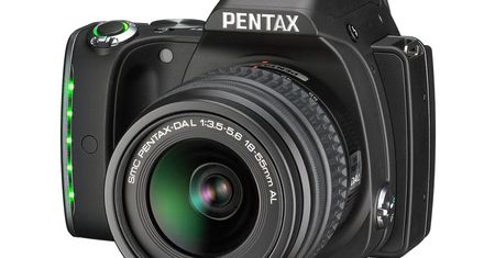 Kolorowy Pentax K-S1 ze świecącym gripem