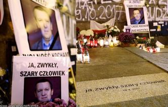 Warszawa upamiętniła mężczyznę, który podpalił się pod Pałacem Kultury (FOTO)