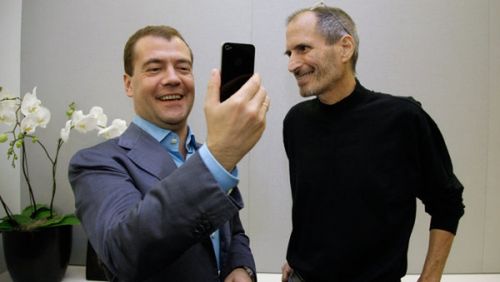 Miedwiediew dostał iPhone?a 4 od Jobsa!