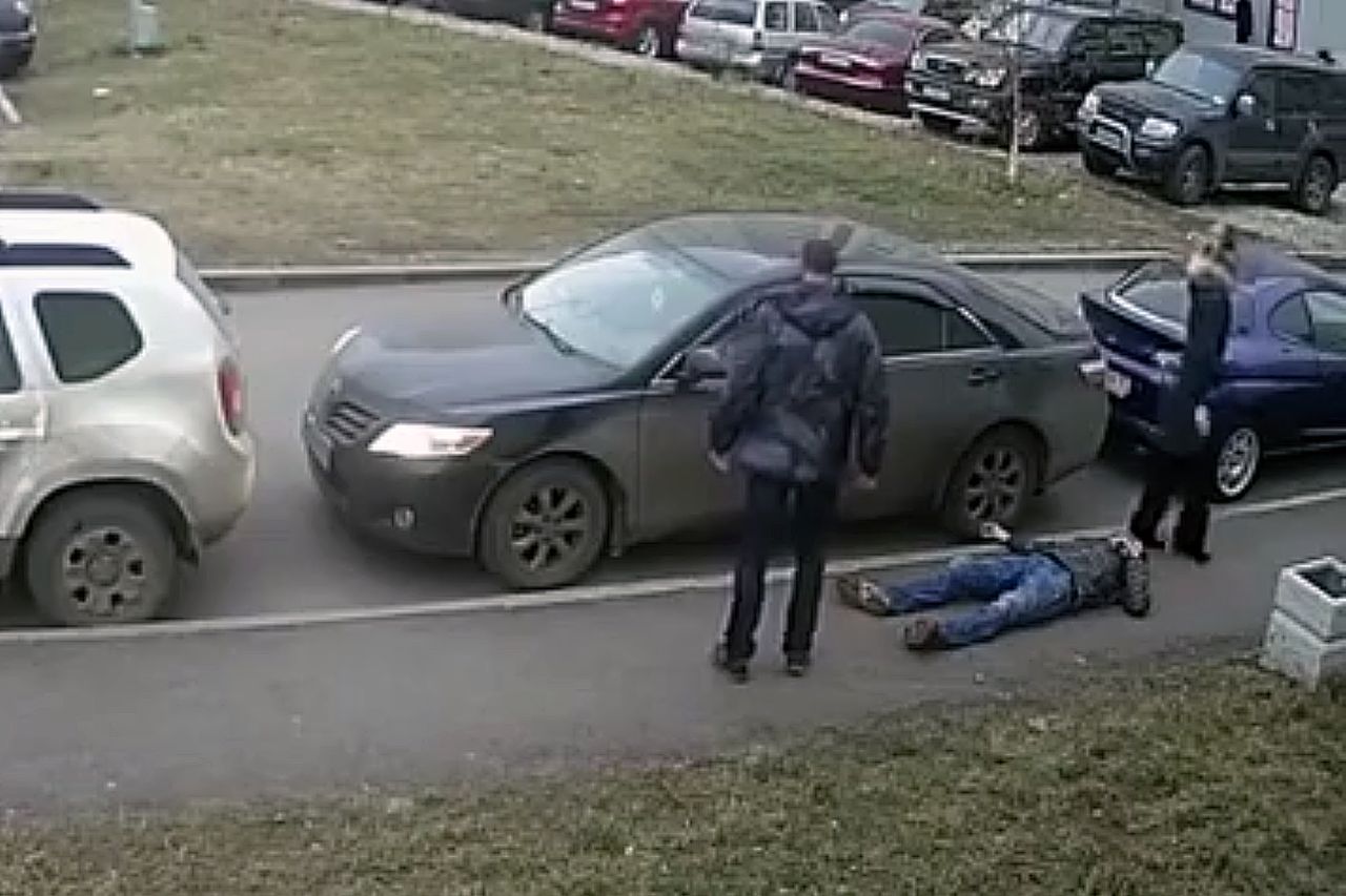 Skatował człowieka, bo ten zastawił mu auto [18+]