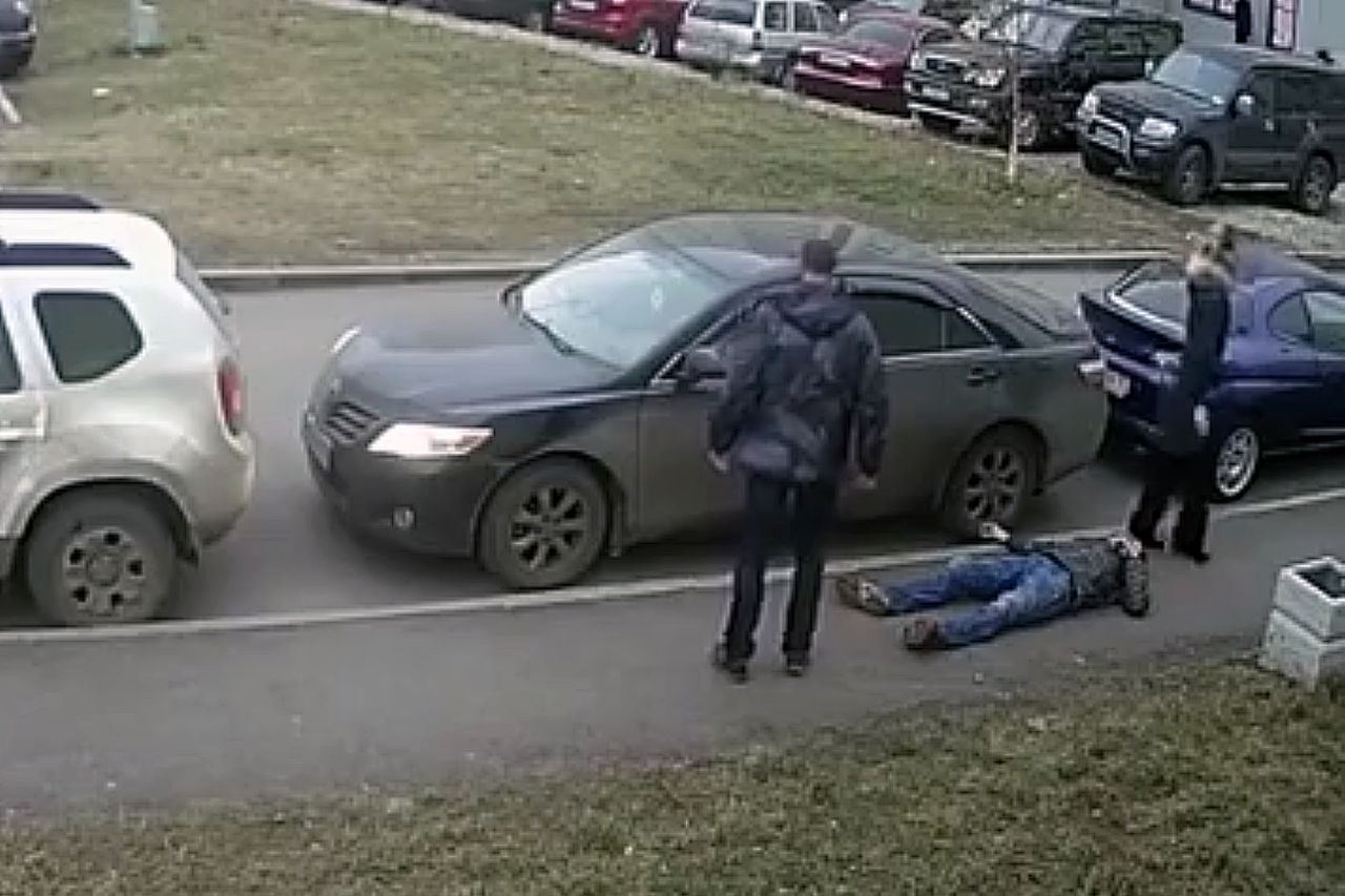 Skatował człowieka, bo ten zastawił mu auto [18+]