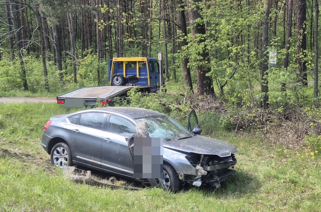 Chciał ominąć sarnę, skończył na betonowym przepuście