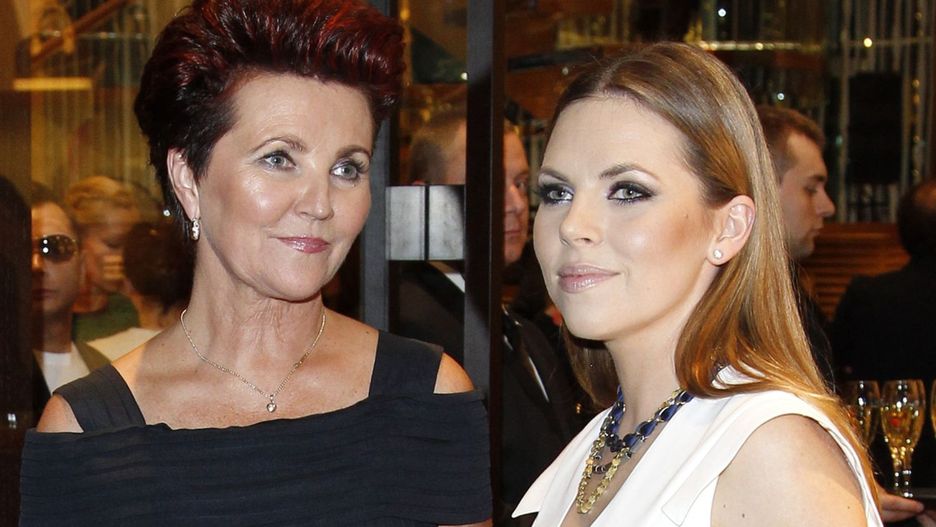 czerwiec 2013, Otwarcie butiku Louis Vuitton, sukienka czarna, korale