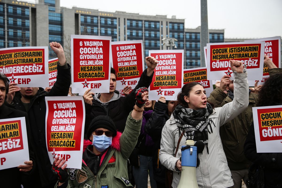 Demonstranci przed tureckim sądem protestują przeciw wydawaniu dzieci za mąż