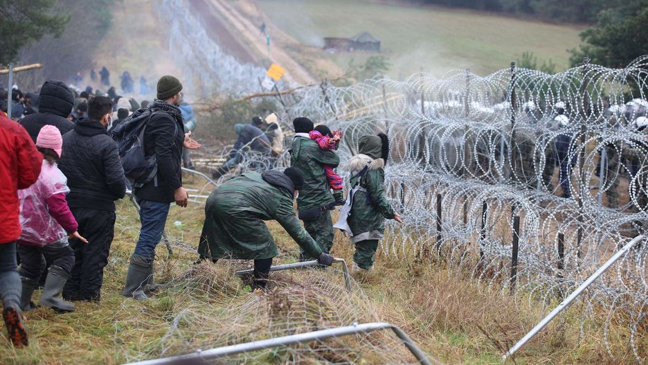 Bardzo napi?ta sytuacja na granicy polsko-bia?oruskiejA picture taken on November 8, 2021 shows migrants at the Belarusian-Polish border. - Poland on November 8 said hundreds of migrants in Belarus were descending on its border aiming to force their way into the EU member in what NATO slammed as a deliberate tactic by Minsk. (Photo by Leonid Shcheglov / BELTA / AFP) / Belarus OUTLEONID SHCHEGLOV