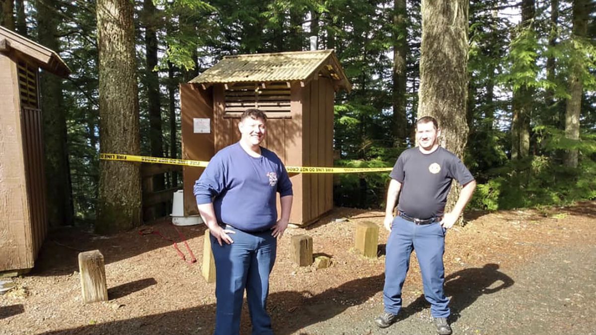 Strażacy pomogli wydostać się kobiecie z szamba pod wychodkiem