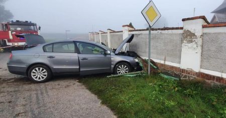 Pięciu mężczyzn w szpitalu. Auto uderzyło w mur cmentarza