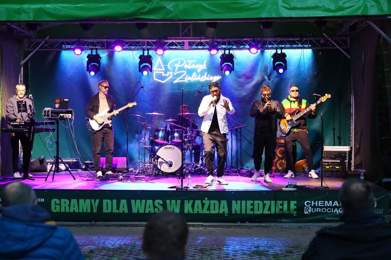 Kielce: Publiczność bawiła się w rytmach reggae podczas koncertu zespołu JAMAJKI w ogrodzie Pałacyku Zielińskiego